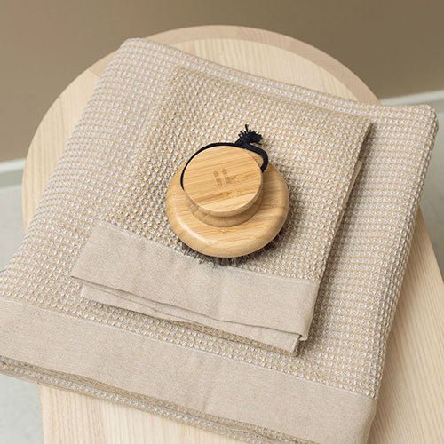 Rento Kenno spa towel in beige with a stylish bamboo soap dish for a relaxing experience