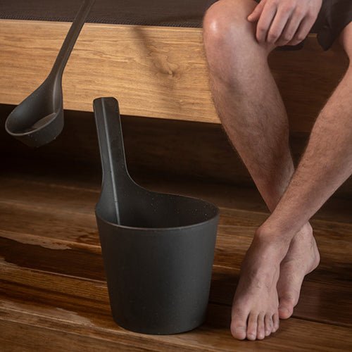 Rento Pisara sauna bucket in black, ideal for enhancing your sauna experience with style and functionality